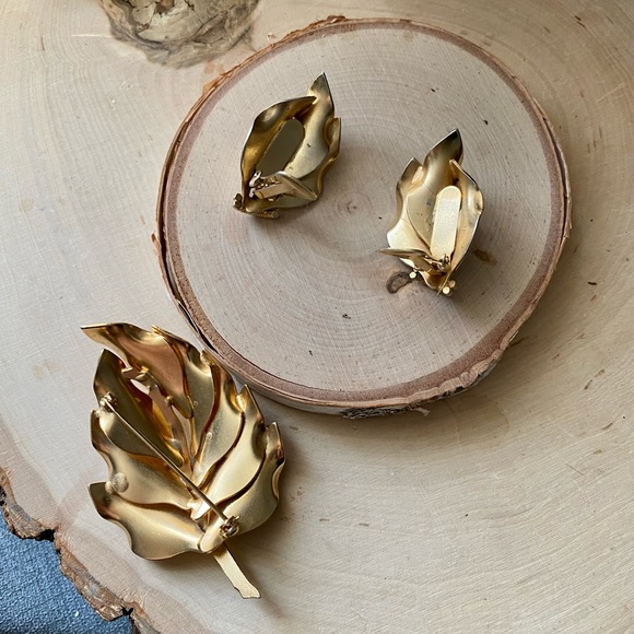 Vintage- Demi-Parure Stylized Gilt Brooch & Clip Back Earrings - Picture 2 of 13